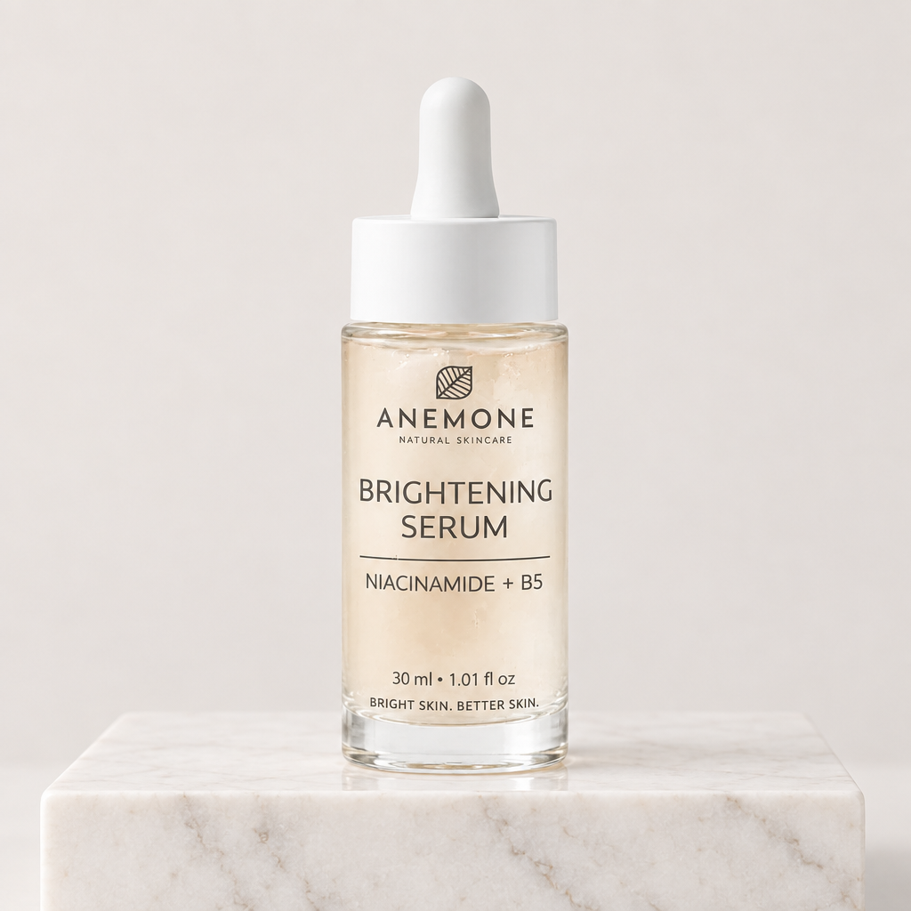 Anemone Brightening Serum σε απλό μαρμάρινο βάθρο
