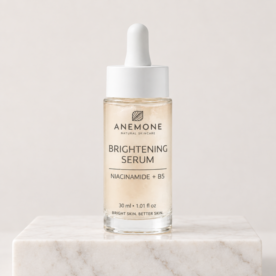 Anemone Brightening Serum σε απλό μαρμάρινο βάθρο