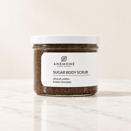 Anemone Sugar Body Scrub σε λευκό μάρμαρο με μίνιμαλ φόντο