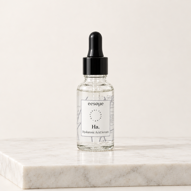 Eesome Ha. Serum πάνω σε μεγάλο κομμάτι λευκού μαρμάρου