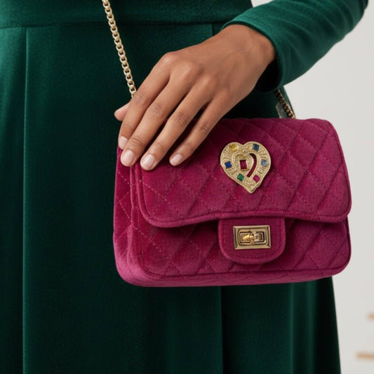 Velvet Luxe Bag Heart – Βελούδινη Τσάντα Ώμου με Αλυσίδα & Αφαιρούμενη Καρφίτσα