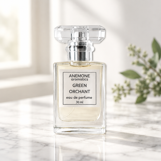 Green Orchant Eau de Parfum σε μαρμάρινο φόντο