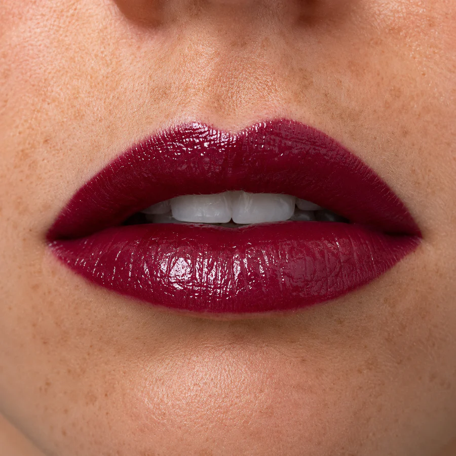Bestiale Flirt Lip Oil – Seductive Caress swatch on lips