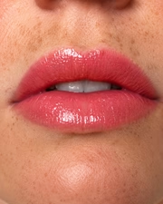 Bestiale Flirt Lip Oil – swatch on lips