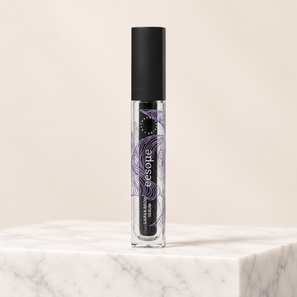 Lash&Brow Serum πάνω σε λευκό μάρμαρο με μίνιμαλ φόντο