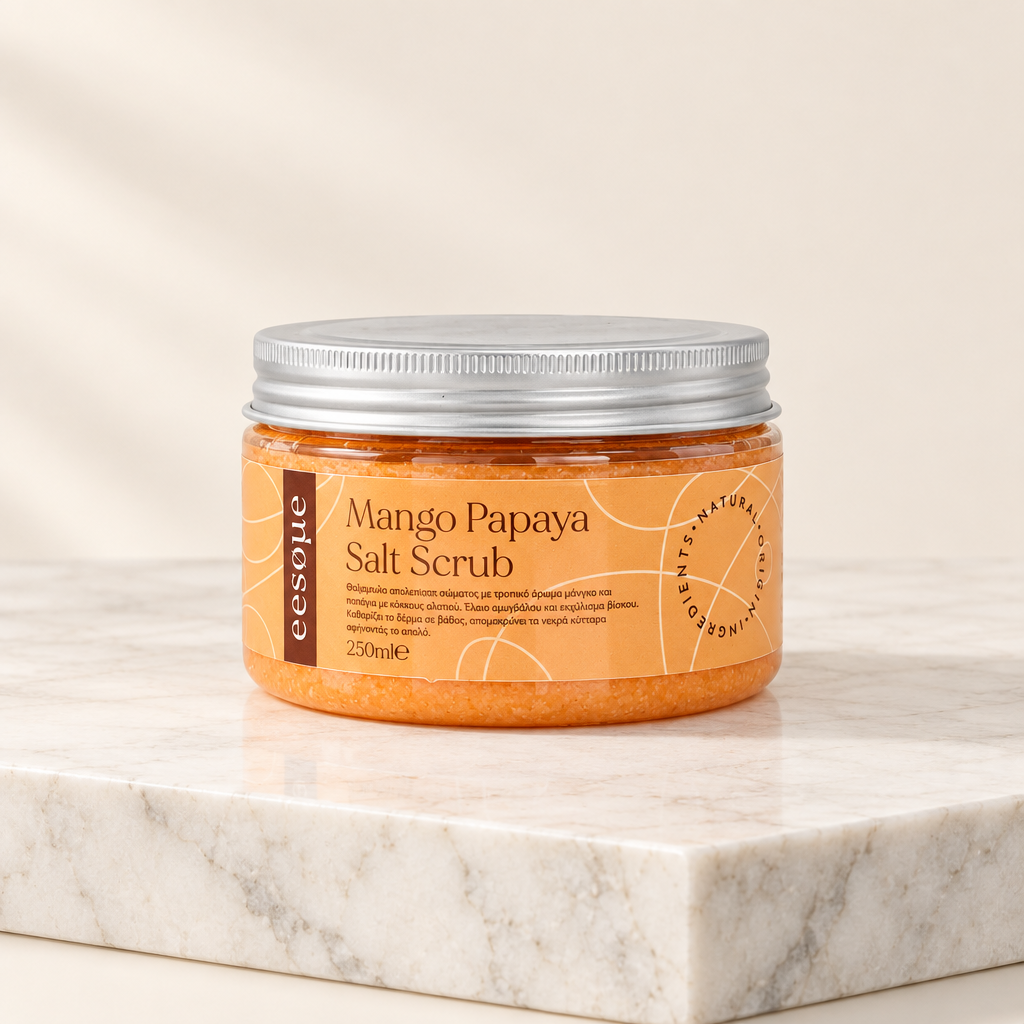 Mango Papaya Salt Scrub πάνω σε μεγάλο κομμάτι λευκού μαρμάρου