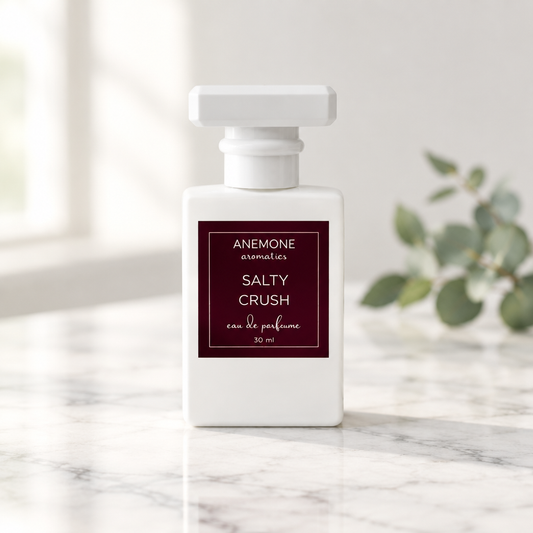 Salty Crush Eau de Parfum σε μαρμάρινο φόντο