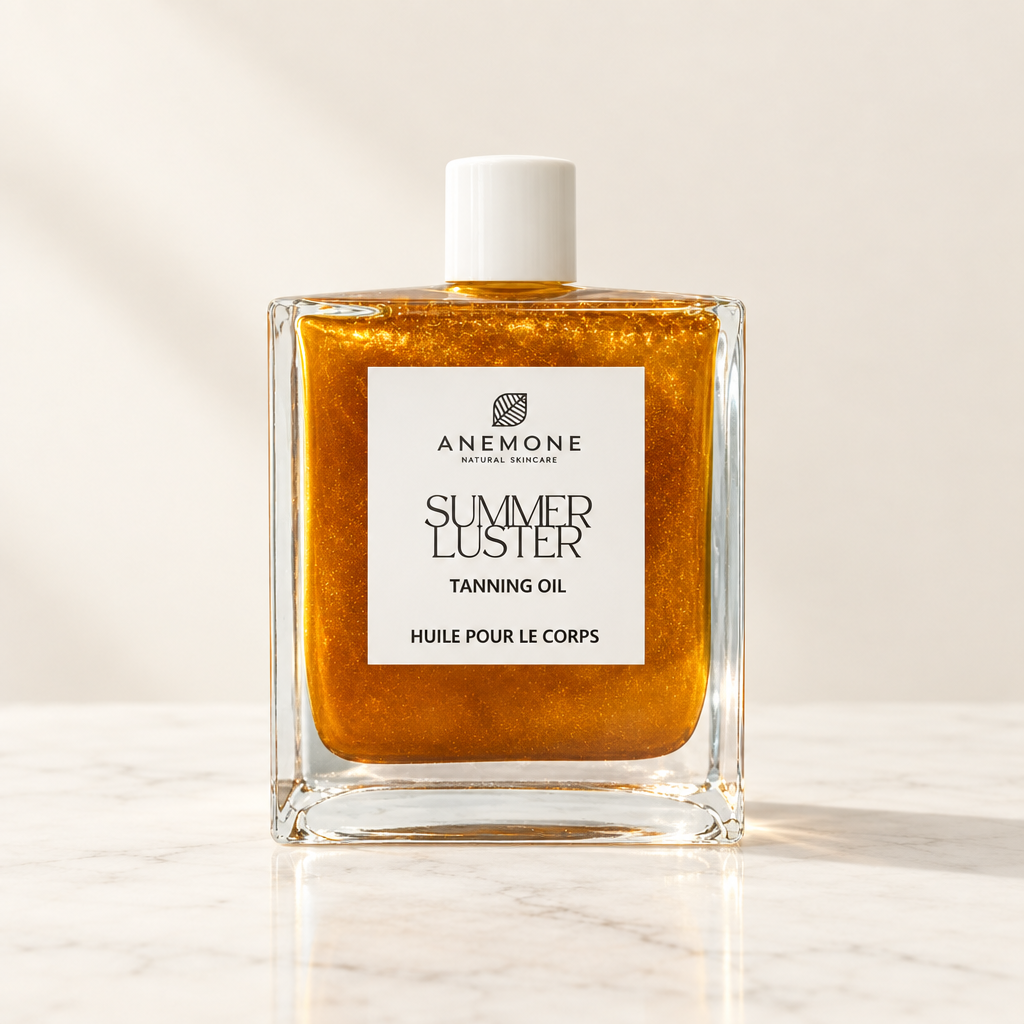 Summer Luster σε λευκό μάρμαρο με μίνιμαλ φόντο