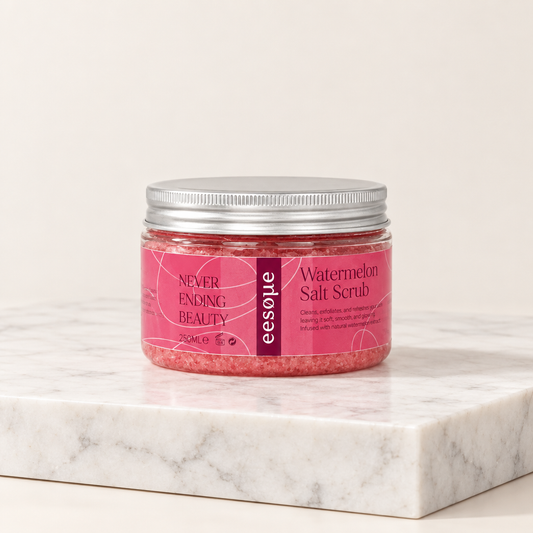 Watermelon Salt Scrub πάνω σε μεγάλο κομμάτι λευκού μαρμάρου