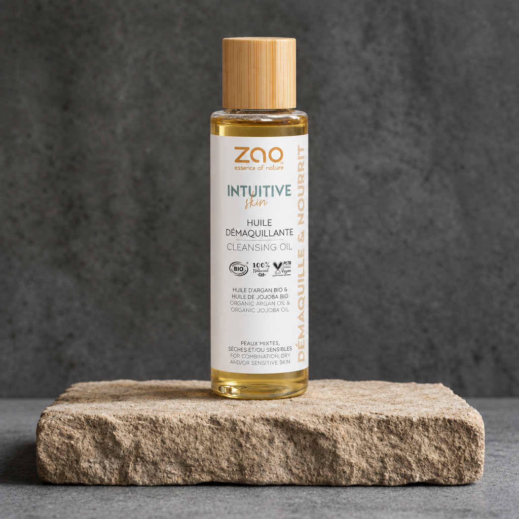 Zao Cleansing Oil σε κοντινή σύνθεση πάνω σε πέτρα