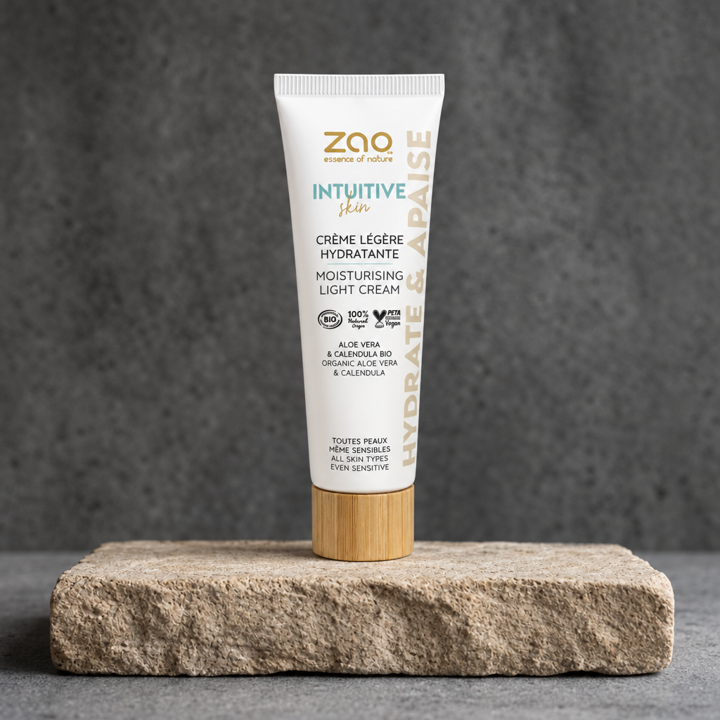 Zao Moisturising Light Cream πάνω σε πέτρα