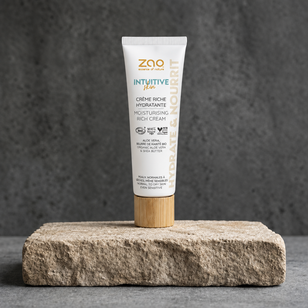 Zao Moisturising Rich Cream πάνω σε πέτρα