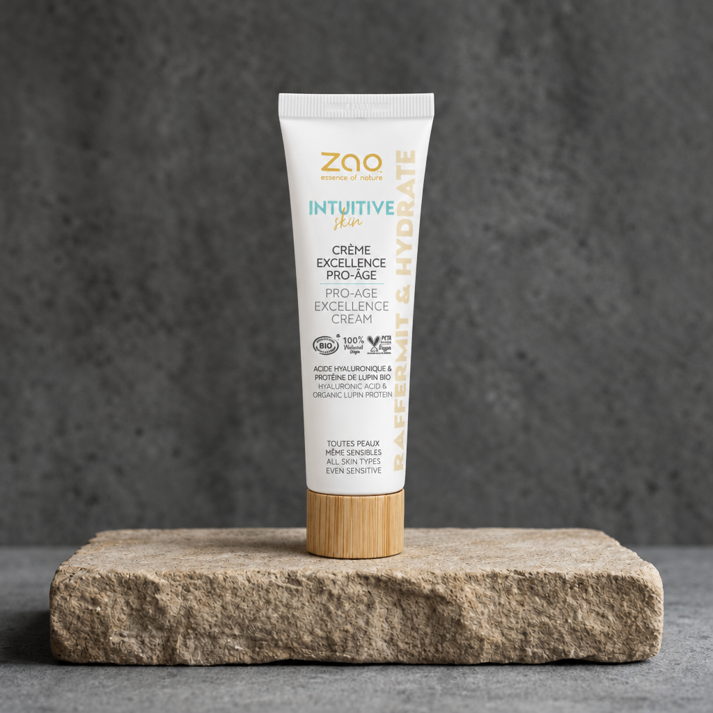 Διορθωμένη φωτογραφία της Zao Pro-Age Excellence Cream σε σωληνάριο πάνω σε πέτρα