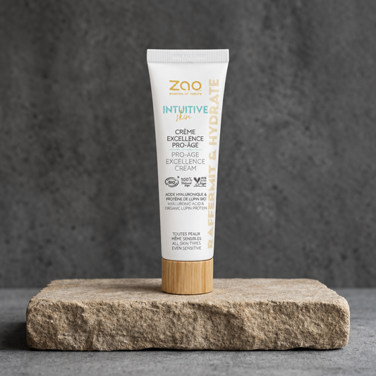 Διορθωμένη φωτογραφία της Zao Pro-Age Excellence Cream σε σωληνάριο πάνω σε πέτρα